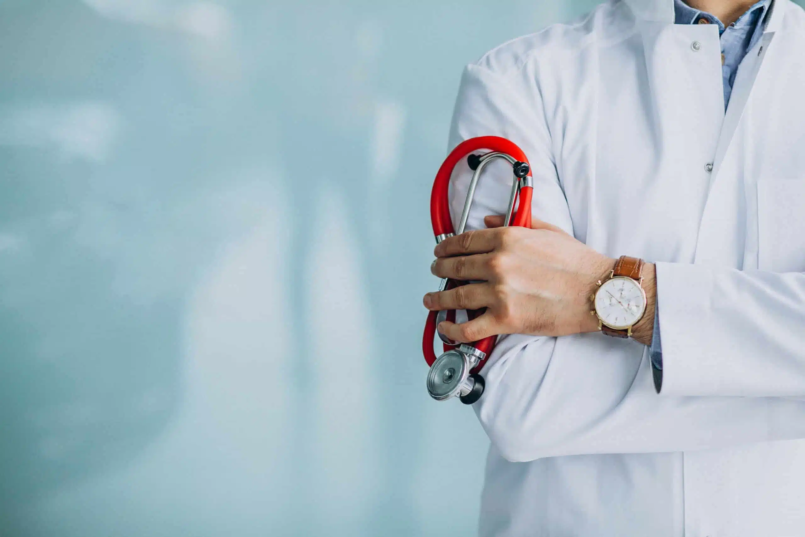 Jeune médecin tenant un stéthoscope