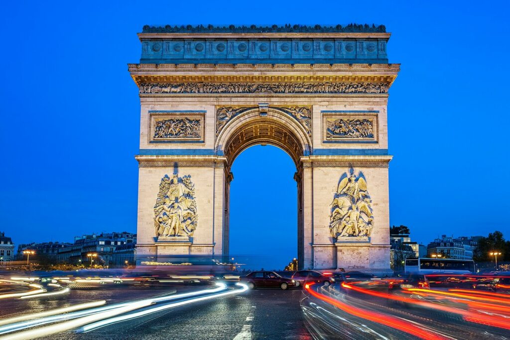 Vue du monument Arc de Triomphe de nuit