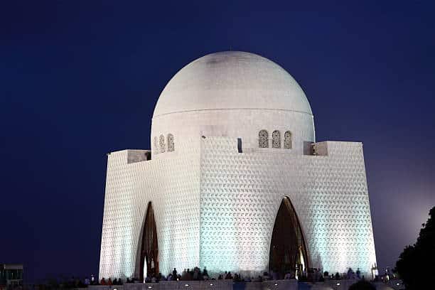 Traduction en ourdou. Photo du tombeau de Quaid-e-Azam Mohammed Ali Jinnah (le fondateur du Pakistan)