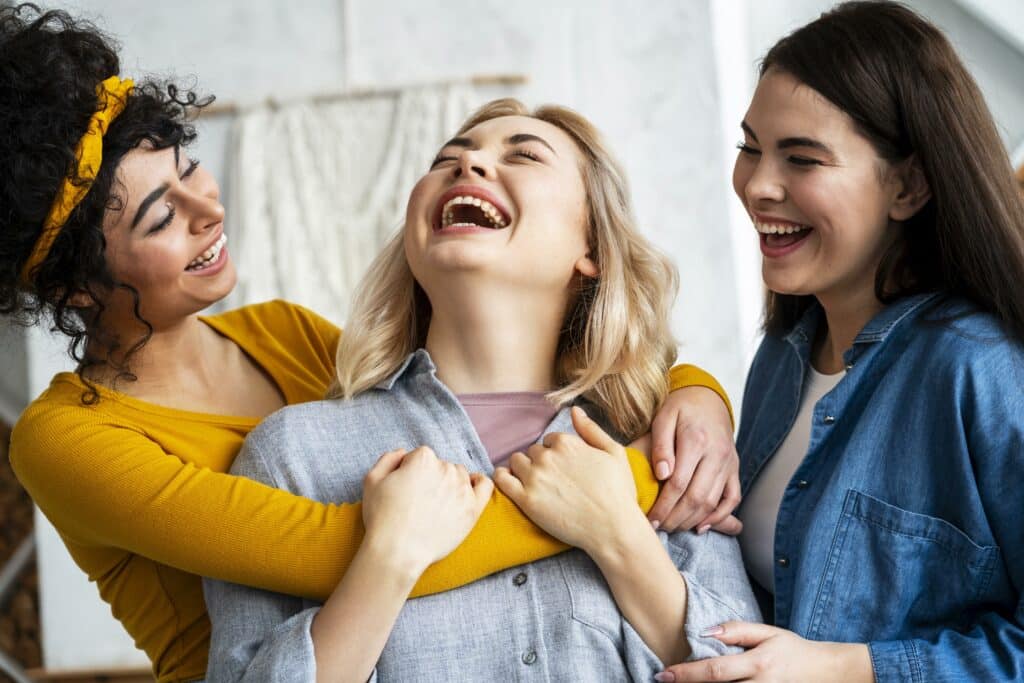 Trois femmes qui rient ensemble