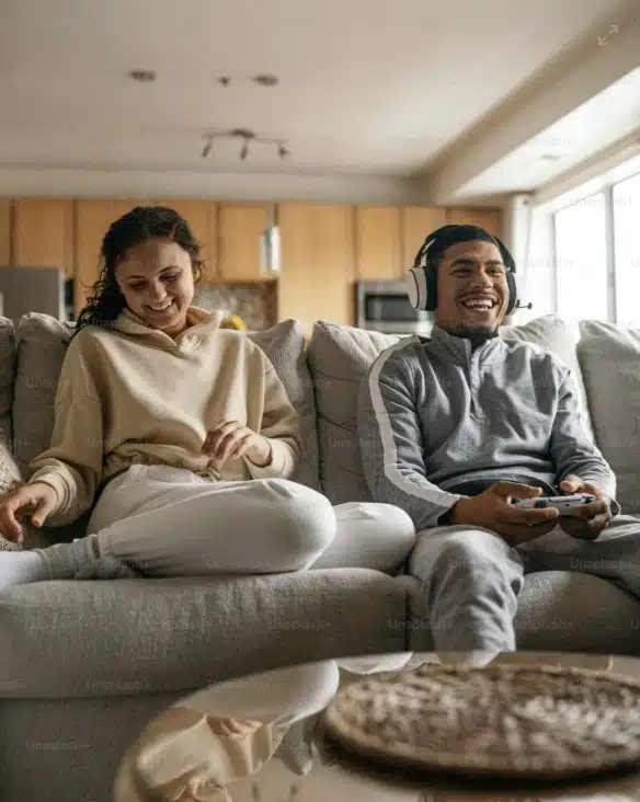 Couple en train de jouer à un jeu-vidéo
