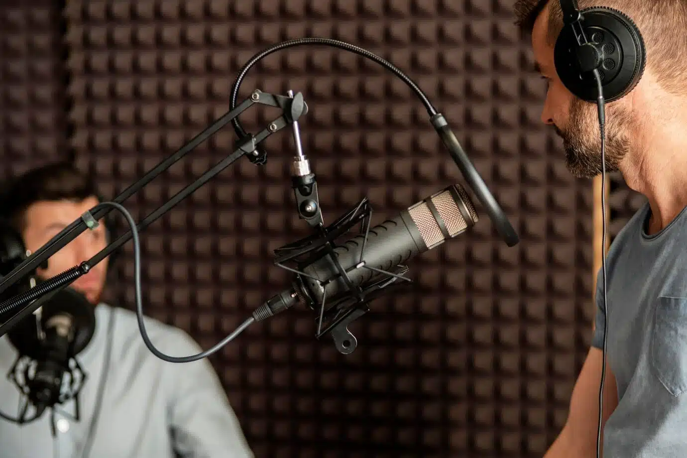 voix-off et voice over en cours dans un studio d'enregistrement