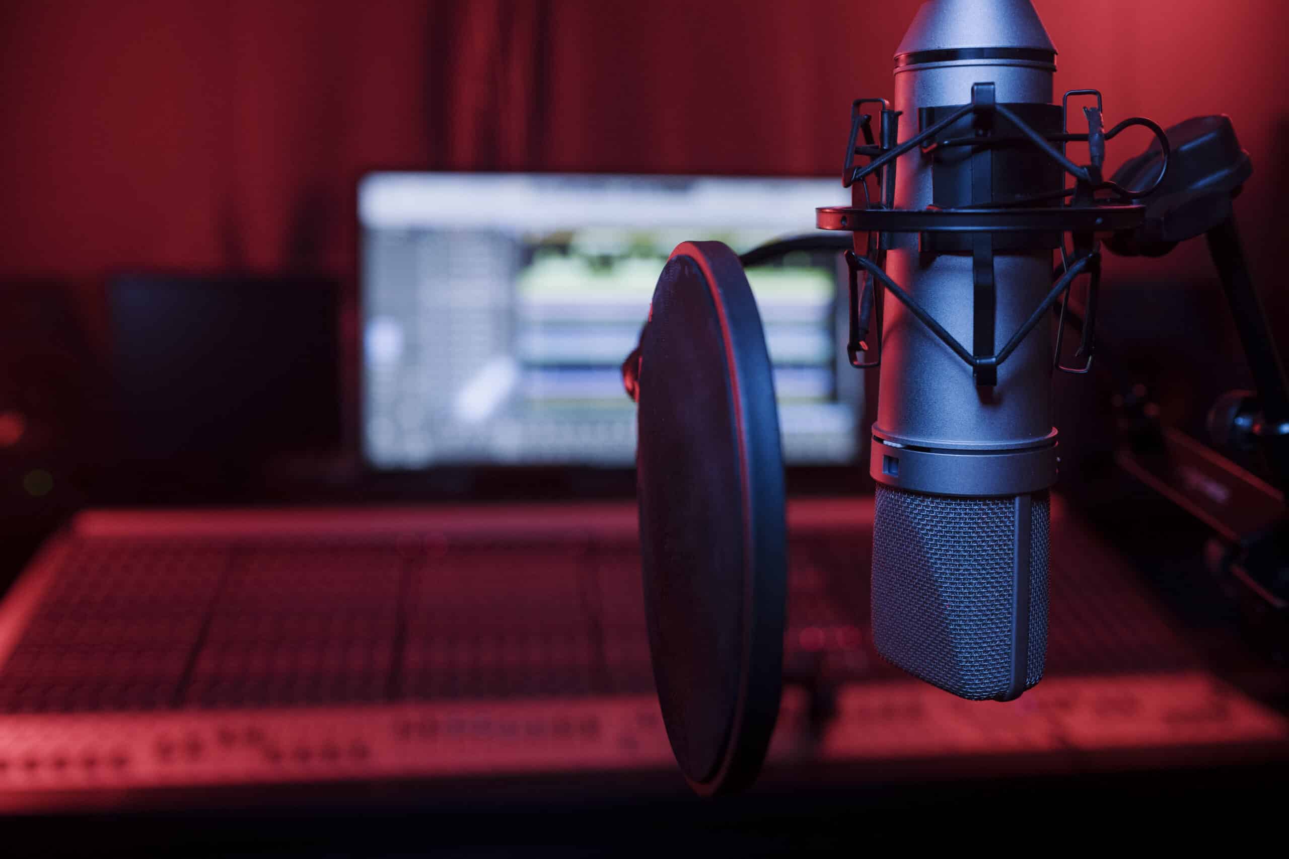 Microphone en grand plan utilisé pour le voice over et la voix off